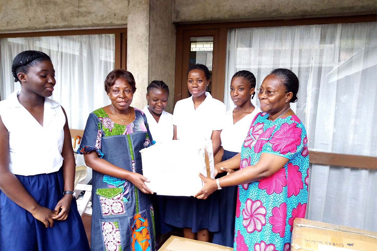 Don de livres au collège de jeunes filles de Béoumi